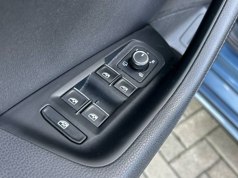 Volkswagen Passat (2017) Variant 2.0 TDI 6DSG - fotka 6 z 29