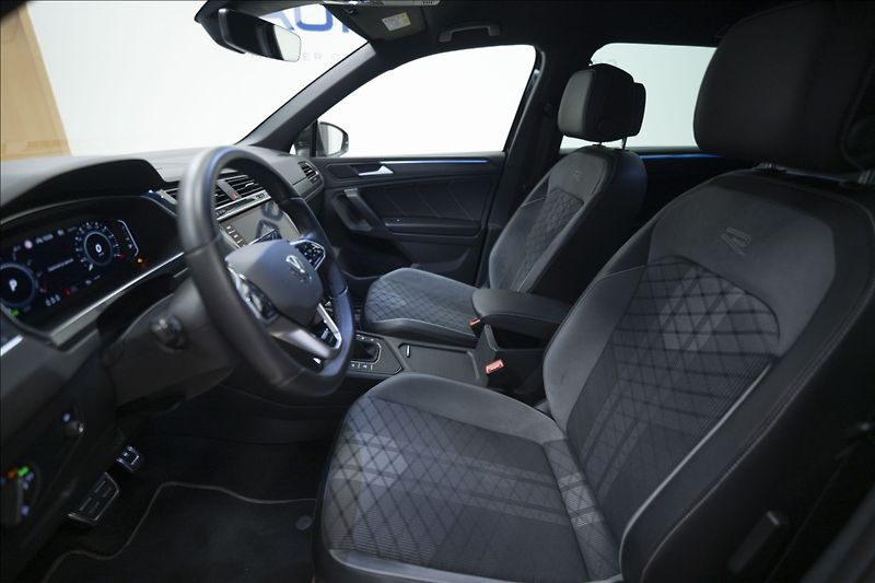 Volkswagen Tiguan 1,4 TSI DSG eHYBRID R-LINE ČR - fotka 20 z 46