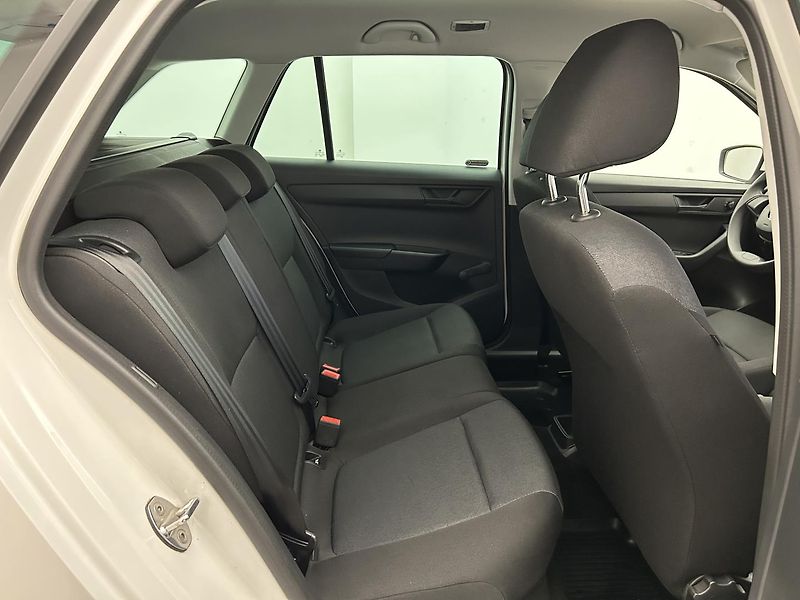 Škoda Fabia 1.0 TSI Active Plus - fotka 17 z 21