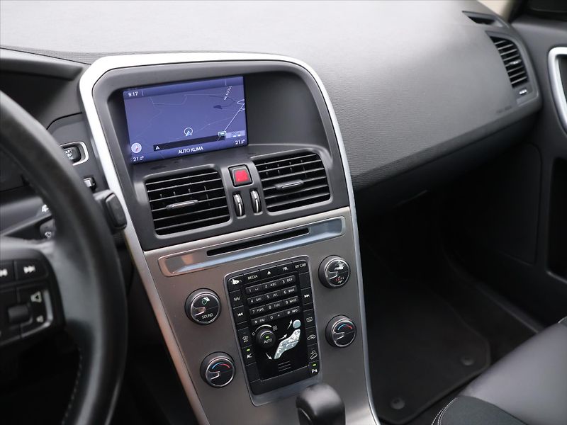 Volvo XC60 2,4 D3 120kW Momentum AWD AUT - fotka 21 z 33