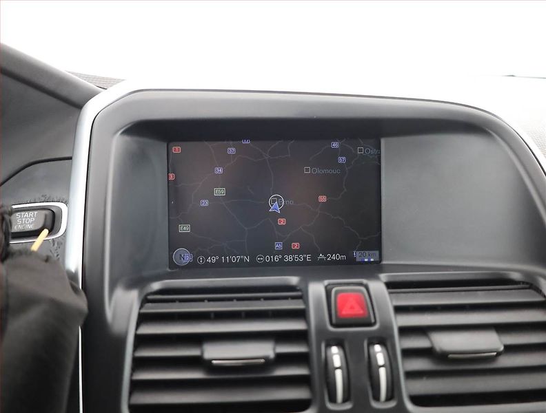 Volvo XC60 (2015) D3, Serv.kniha, Kůže, Navi - fotka 13 z 18