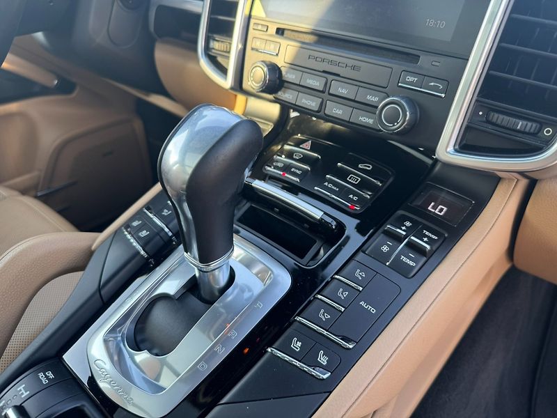 Porsche Cayenne (2017) PLATINUM 4X4 3,6i 220 KW DPH - fotka 42 z 50