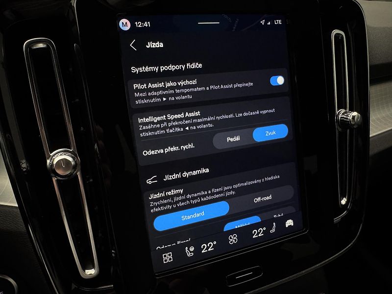 Volvo XC40 B3 DARK PLUS CZ REZERVACE - fotka 36 z 48