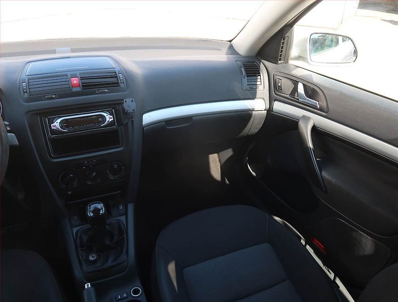 Škoda Octavia (2008) Ambiente 1.6, nová STK, Klima - fotka 8 z 15