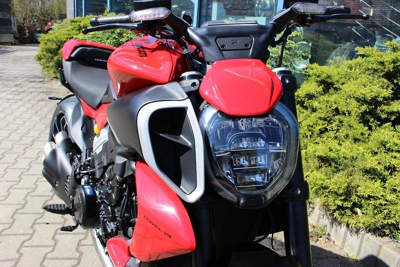 Ducati Diavel (2023) V4 RED 2023 - fotka 3 z 10