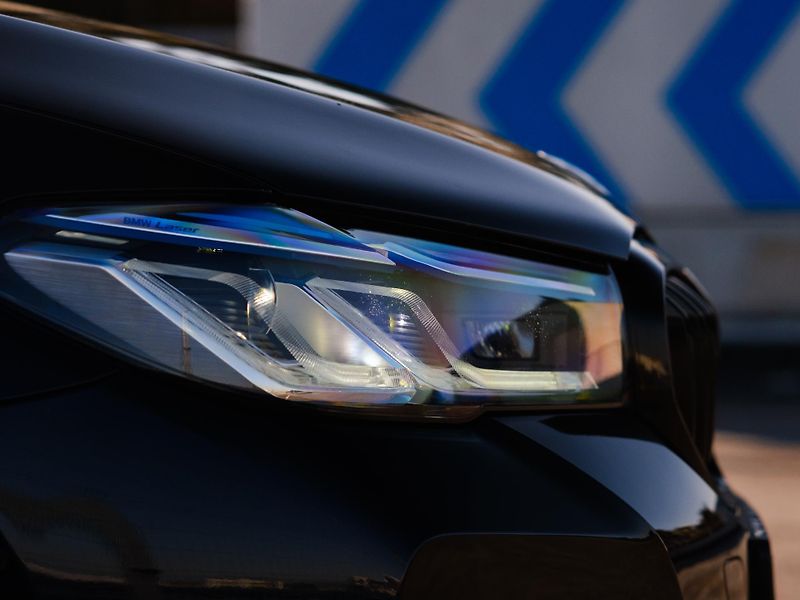 BMW Řada 5 M550i xDrive, DPH, SEDAN - fotka 12 z 46