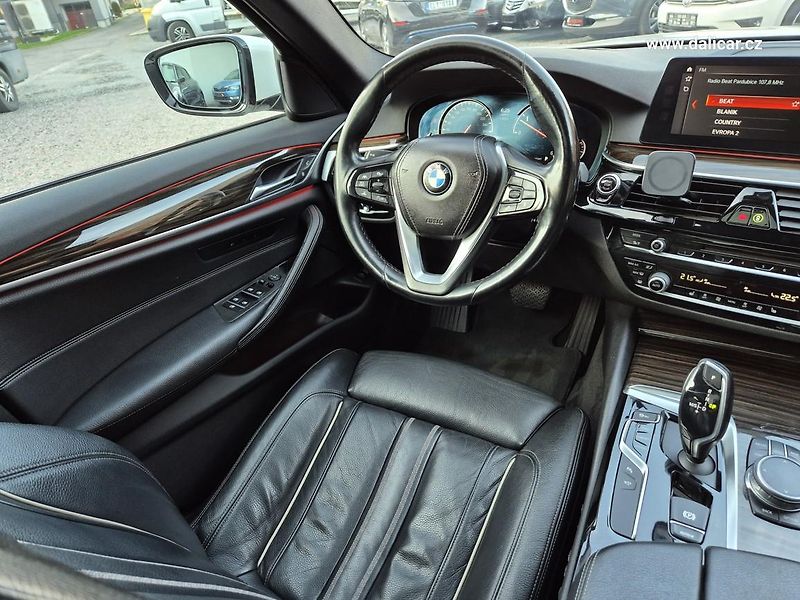 BMW Řada 5 (2017) 530d 195KW xDRIVE MSPORT Line - fotka 31 z 50