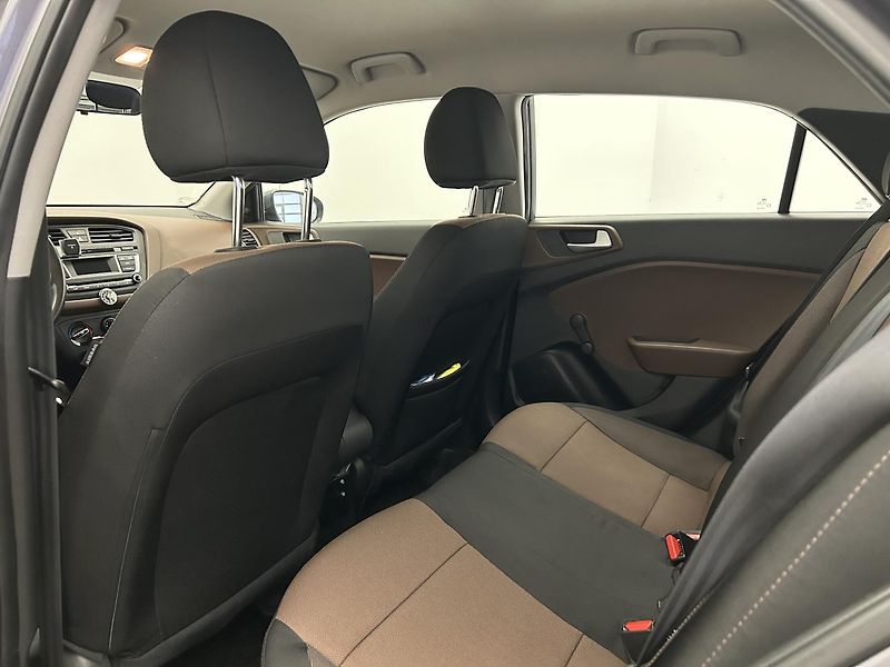 Hyundai i20 1.2 i Comfort - fotka 13 z 21