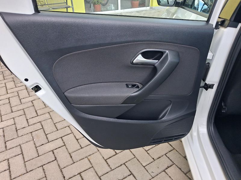 Volkswagen Polo (2016) 1,0MPi POUZE 65t.km! VYHŘ.SED. - fotka 16 z 45
