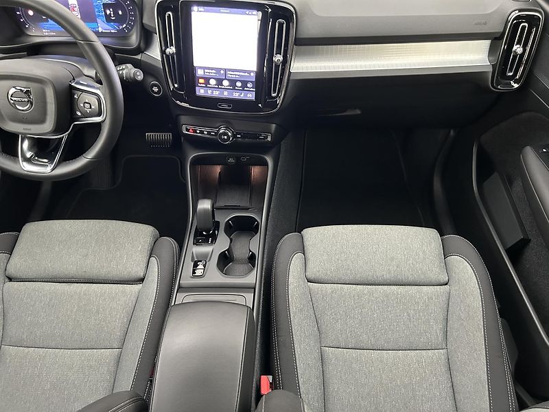Volvo XC40 2.0 B3 CORE - fotka 16 z 28