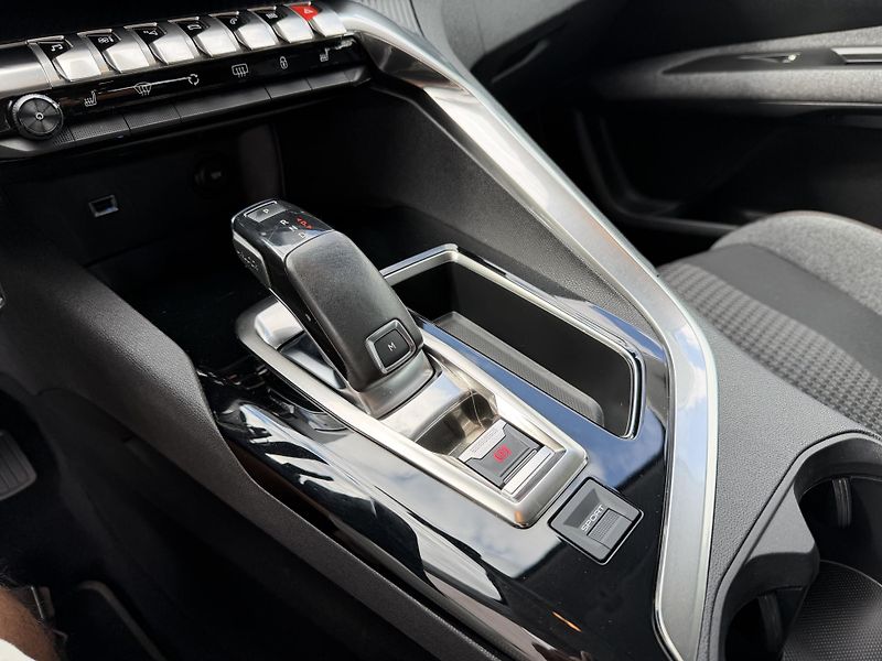 Peugeot 3008 (2018) 1.6 PureTech 133 kW/tažné - fotka 19 z 22