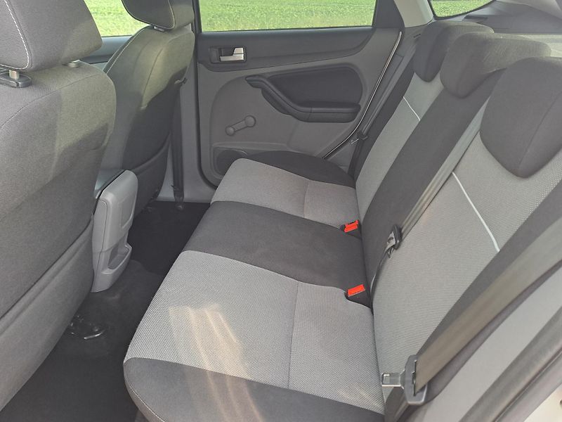 Ford Focus (2011) 1.6 TDCi, DOLOŽENÉ KM, PĚKNÝ  - fotka 16 z 30