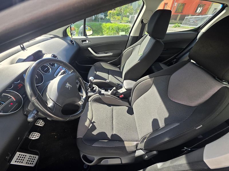 Peugeot 308 (2010) 1.6i TAŽNÉ  - fotka 8 z 16