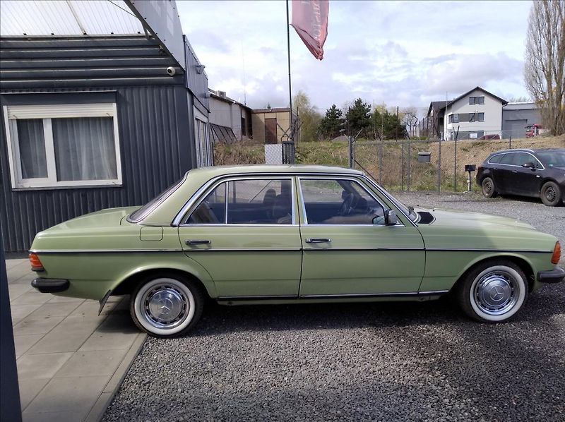 Mercedes-Benz 200 2,0   200 D 123 - fotka 8 z 13