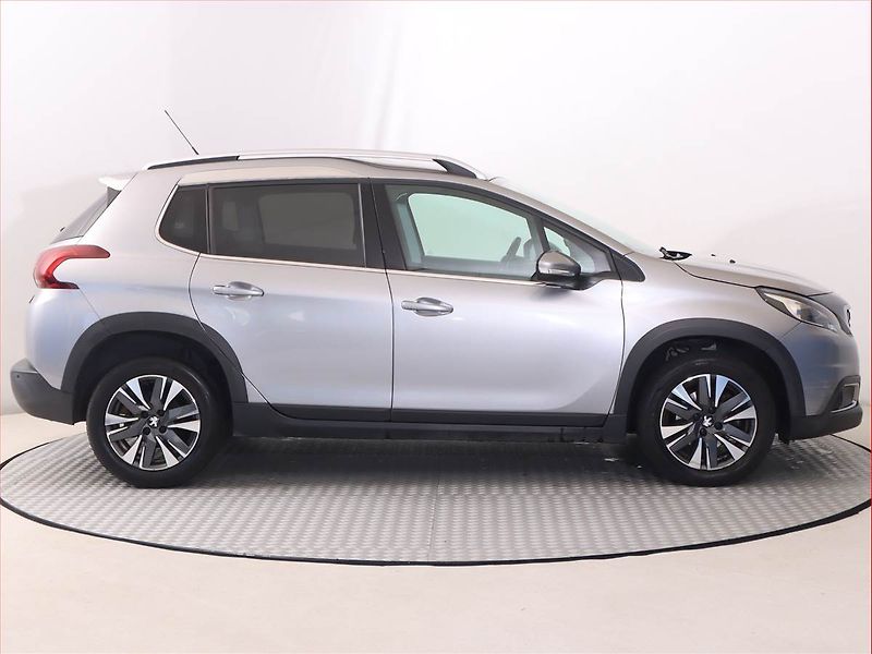 Peugeot 2008 (2019) 1.2 PureTech, Automat, Navi - fotka 6 z 22