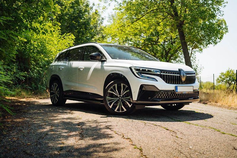 Renault Espace (2023) E-Tech FHEV 200 - fotka 2 z 33