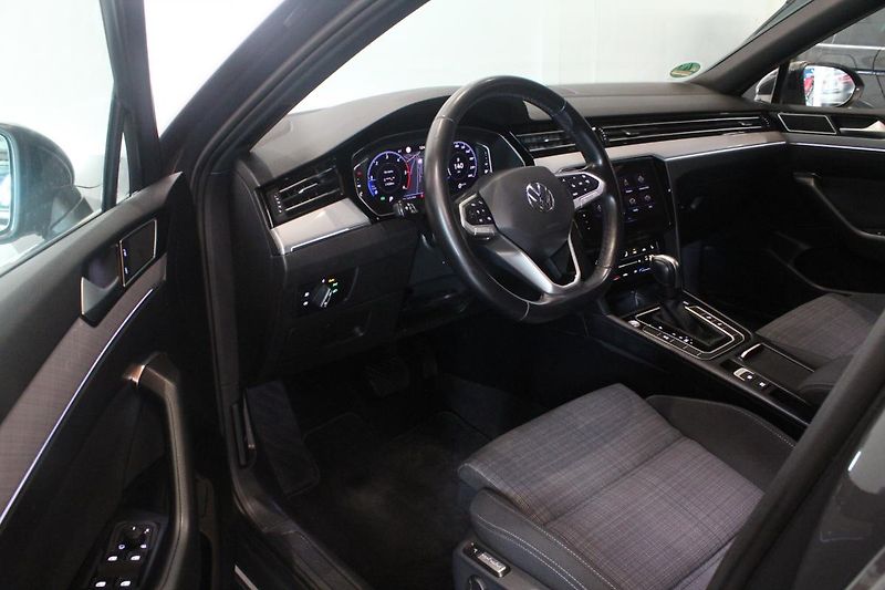 Volkswagen Passat (2021) 2.0TDI DSG Info display Matrix - fotka 15 z 43