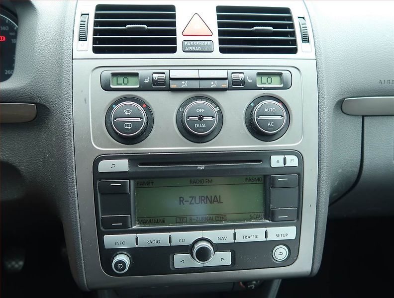 Volkswagen Touran (2007) 1.9 TDI, 7 míst, po STK, Tažné - fotka 12 z 17