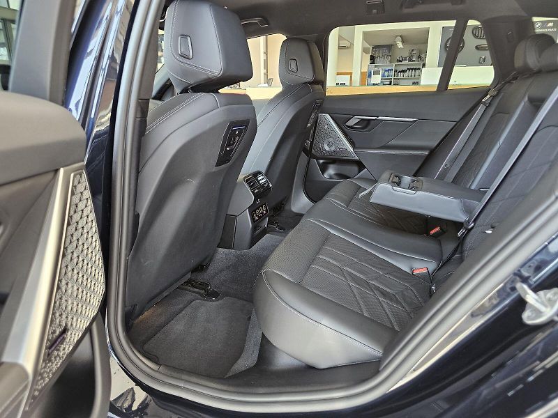 BMW Řada 5 540d xDrive Touring - fotka 18 z 39