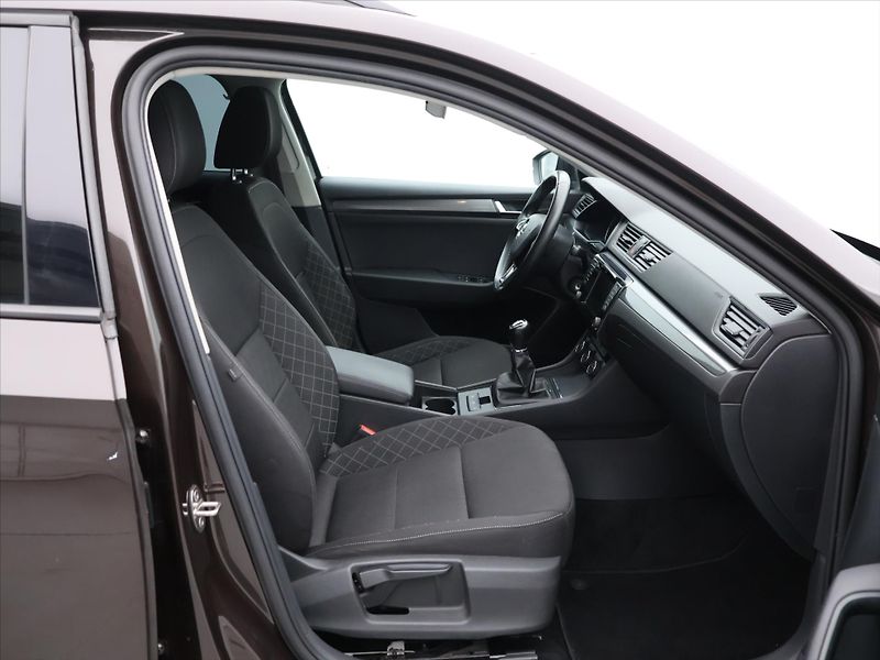 Škoda Superb 1,6 TDI 88kW Aut.klima Tažné - fotka 12 z 19