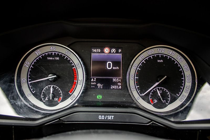 Škoda Superb Laurin Klement - fotka 15 z 44