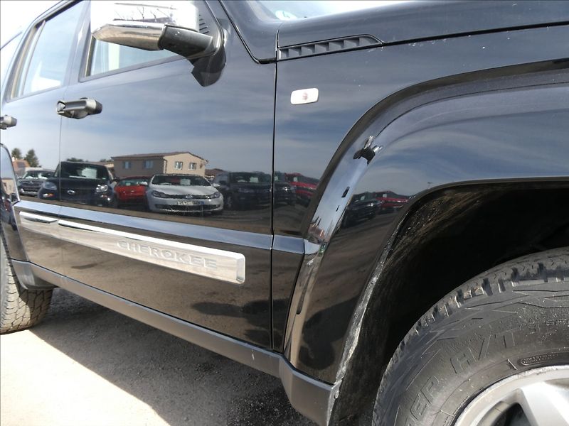 Jeep Cherokee 3,7 L 151kW 4x4, automat - fotka 11 z 37