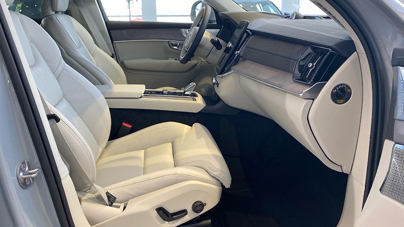 Volvo XC90 (2026) ULTRA BRIGHT, B5 AWD, 184+10 k - fotka 12 z 15