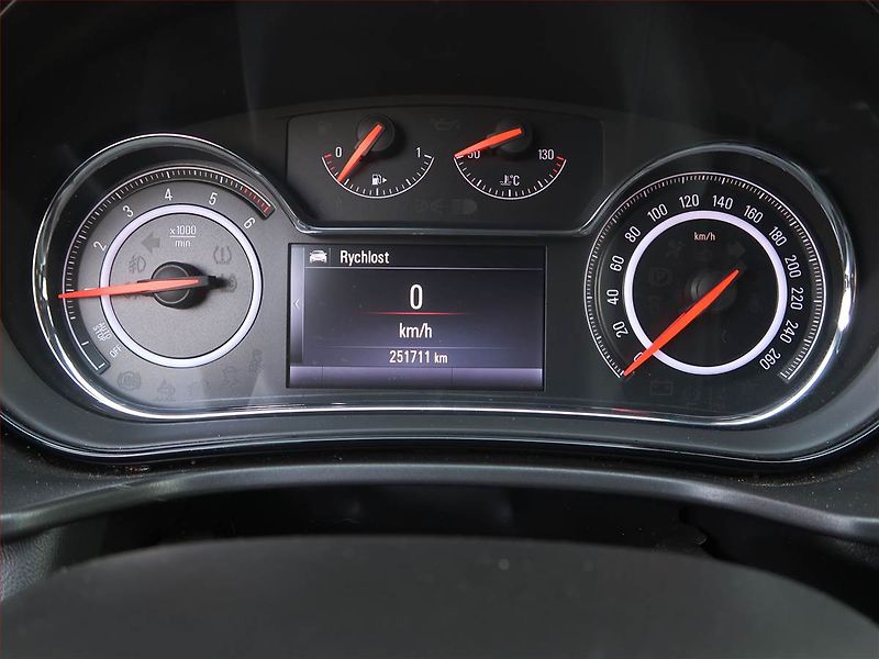Opel Insignia (2014) 2.0 CDTI, Serv.kniha, Xenony - fotka 11 z 16