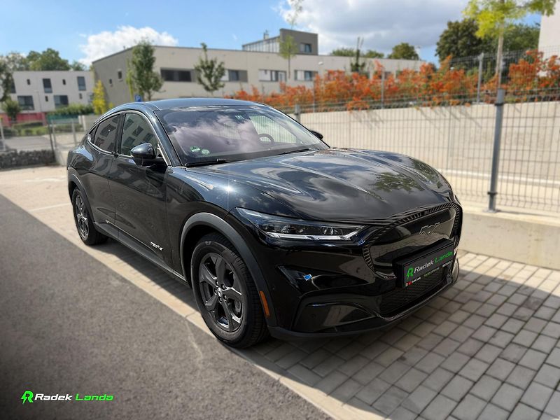 Ford Mustang Mach-E (2021) Standard Range RWD 75,7 kWh - fotka 1 z 17