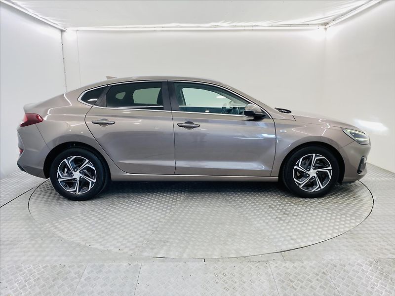 Hyundai i30 1,5 T-GDi 117kW Smart - fotka 23 z 25