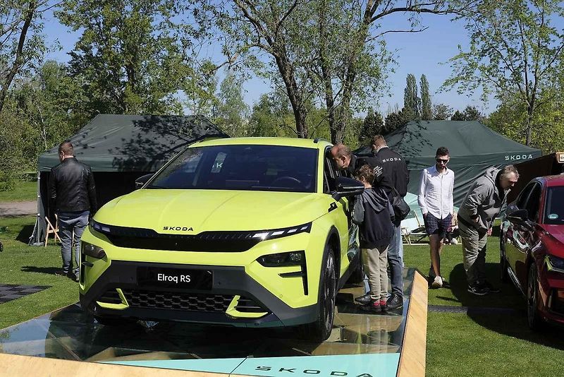 Slavnostní zahájení přehlídky vzácných historických vozidel Automobilové klenoty 2025.