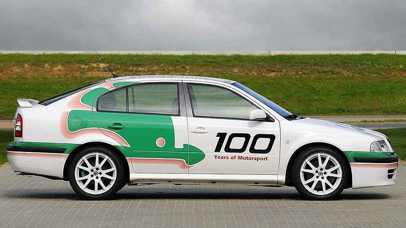 Škoda Octavia se v Čině jmenuje Ou Ya. A je natažená do délky.