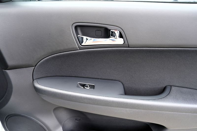 Hyundai i30 1.6 CRDI-16V/90 PS/ČR - fotka 19 z 38