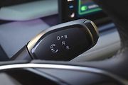 Škoda Epiq český test - Volič převodovky na sloupku volantu.