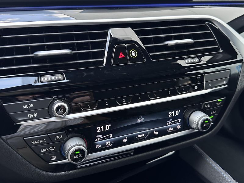 BMW Řada 5 540i xDrive M-Sport Touring - fotka 17 z 28