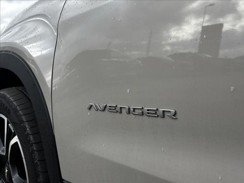 Jeep Avenger 1,2 Turbo e-hybrid Summit - fotka 11 z 42