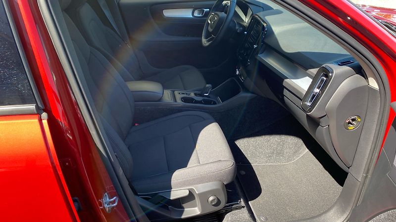 Volvo XC40 MOMENTUM, T3 FWD, 120 kW / 163 - fotka 9 z 27