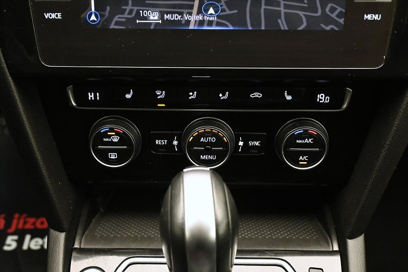 Volkswagen Passat 2,0 TDI 110 kW DSG Elegance Zá - fotka 22 z 33
