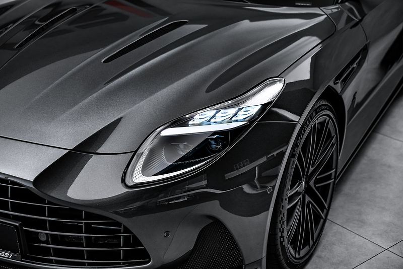 Aston Martin DB12 CZ, xenon grey, black pack - fotka 9 z 25