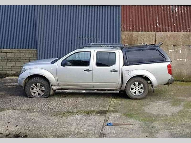 Fotografie poškozeného Nissanu Navara.