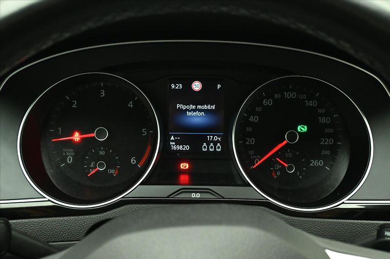 Volkswagen Passat 2,0 TDI 140 kW DSG ELEGANCE Zá - fotka 16 z 32