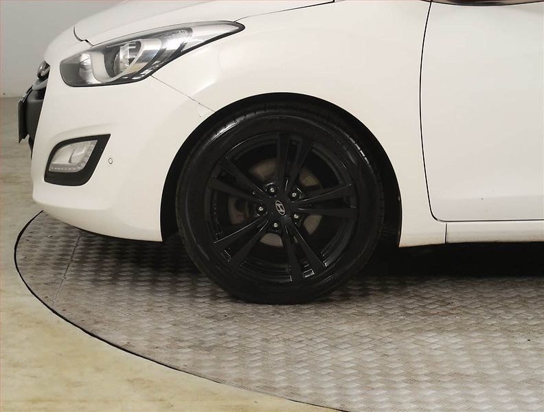 Hyundai i30 (2014) 1.6 CRDi, nová STK - fotka 14 z 17