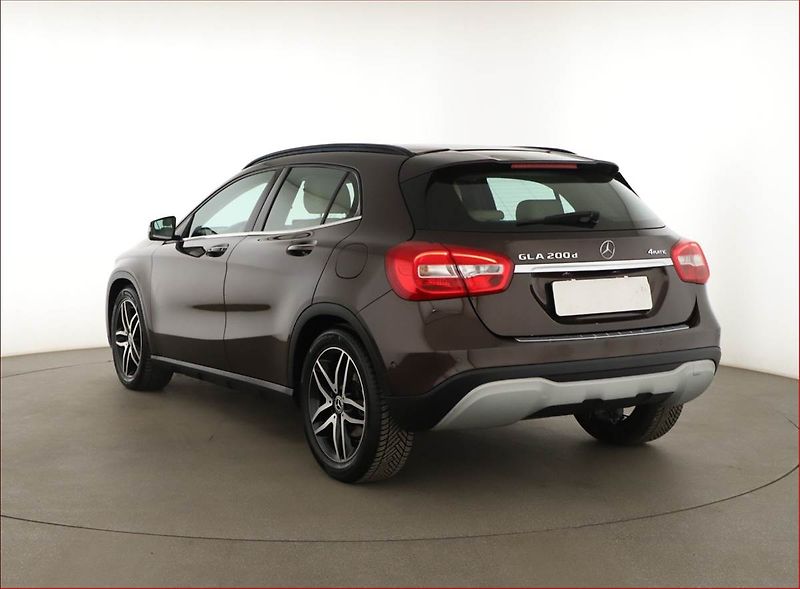 Mercedes-Benz GLA (2017) 200 d 4MATIC, 4X4 - fotka 4 z 21