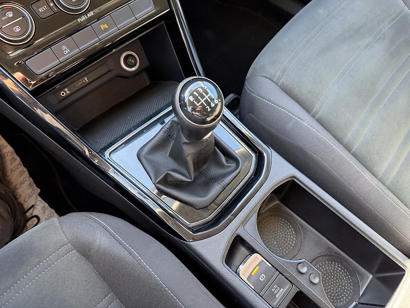Volkswagen Touran 2.0 TDI HIGHLINE TAŽNÉ ROZVODY - fotka 26 z 41