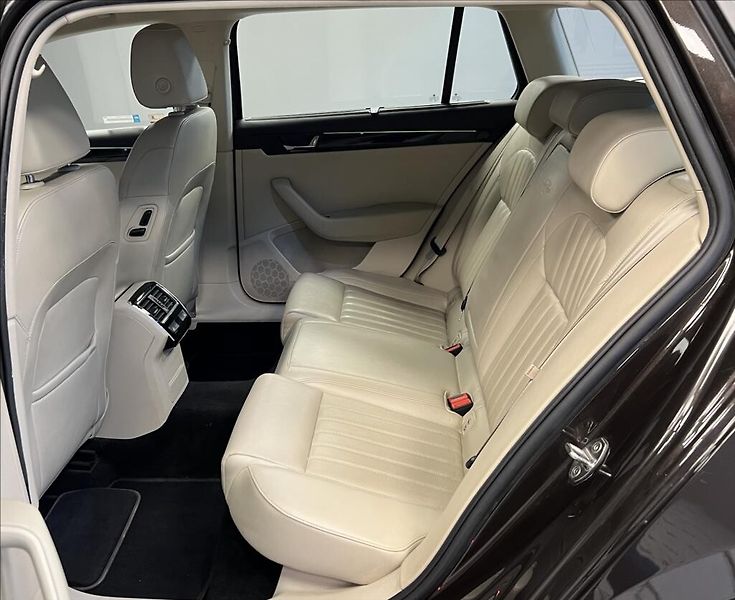 Škoda Superb 2,0 L&K DSG  COMBI - fotka 8 z 14