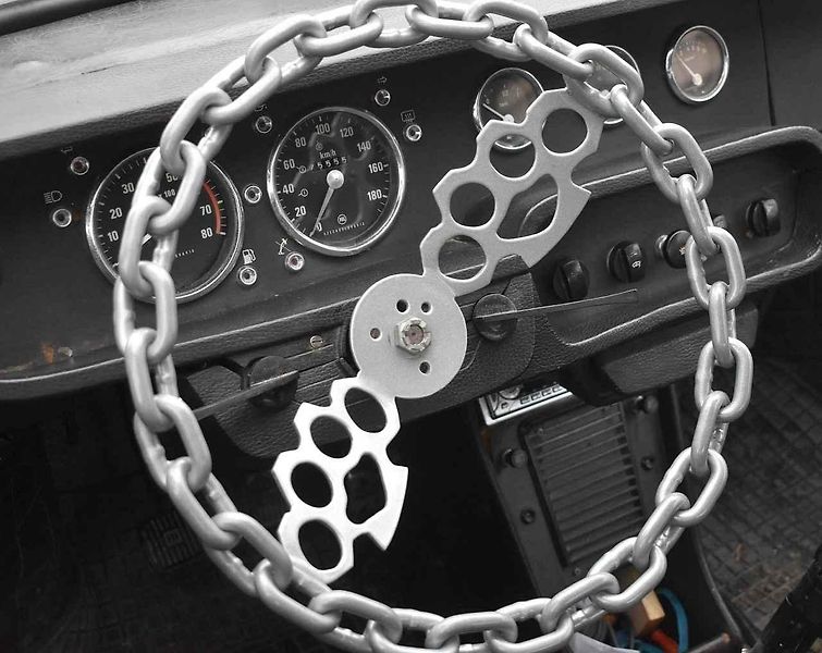 Tři z účastníků srazu před bránou továrny Škoda Auto v Kvasinách