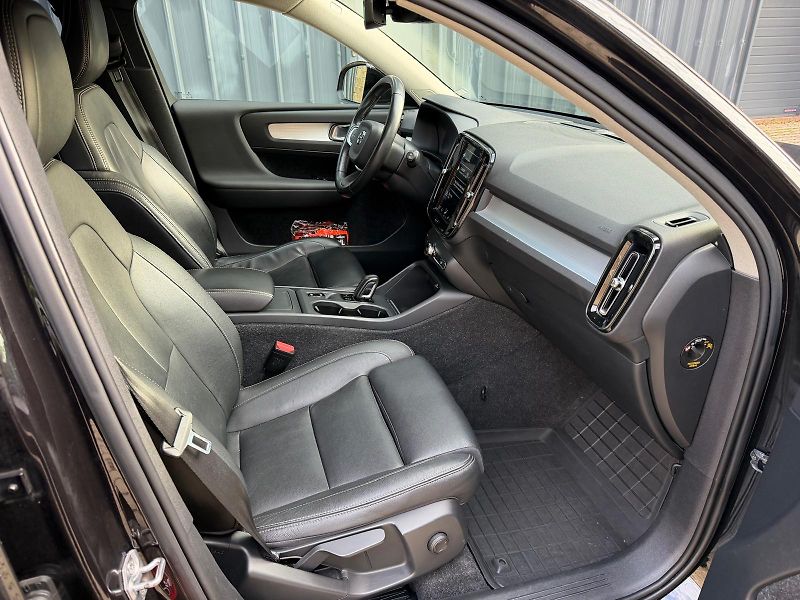 Volvo XC40 2,0 D D4 AWD Momentum - fotka 22 z 33