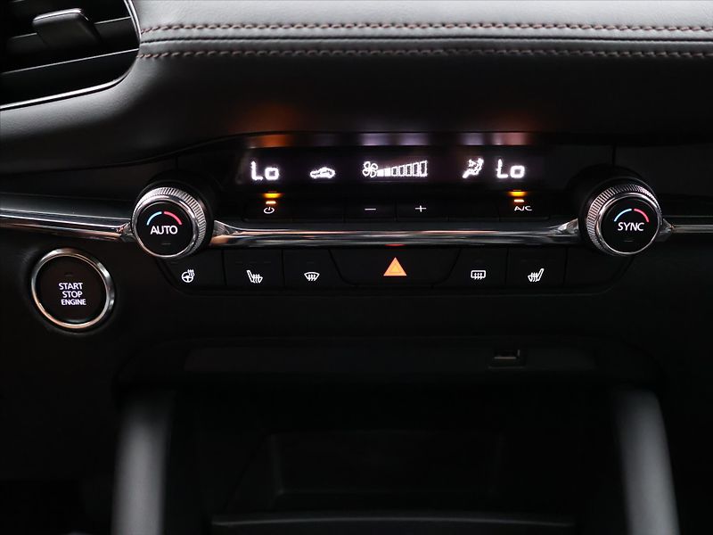 Mazda 3 2,0 Skyactiv-X180 GT Plus Bose - fotka 26 z 36