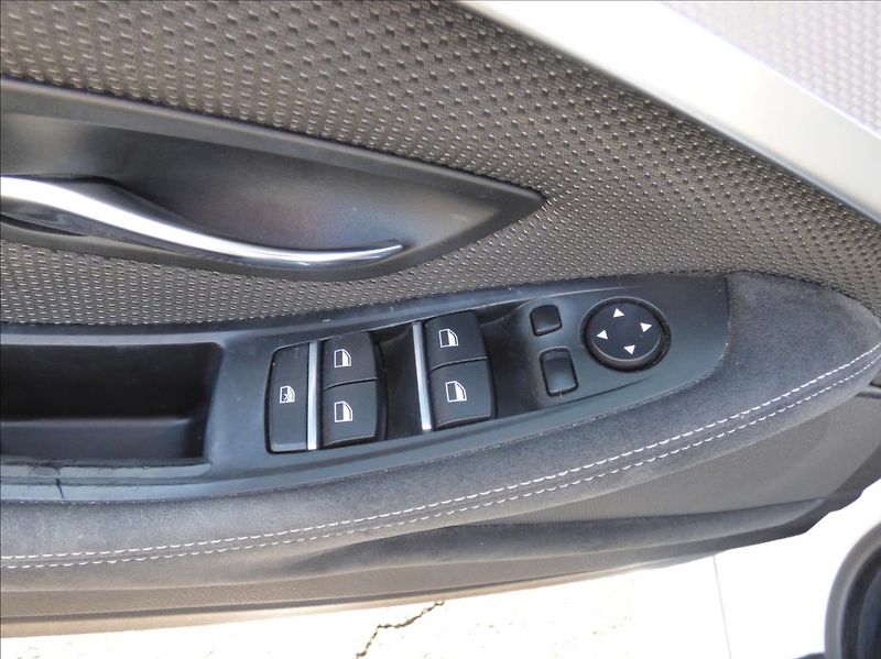 BMW Řada 5 2,0 525xd  M-Paket - fotka 11 z 42