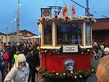 Vánoční flotila pražského dopravního podniku letos poprvé vyjela v sobotu vpodvečer ze střešovické vozovny.